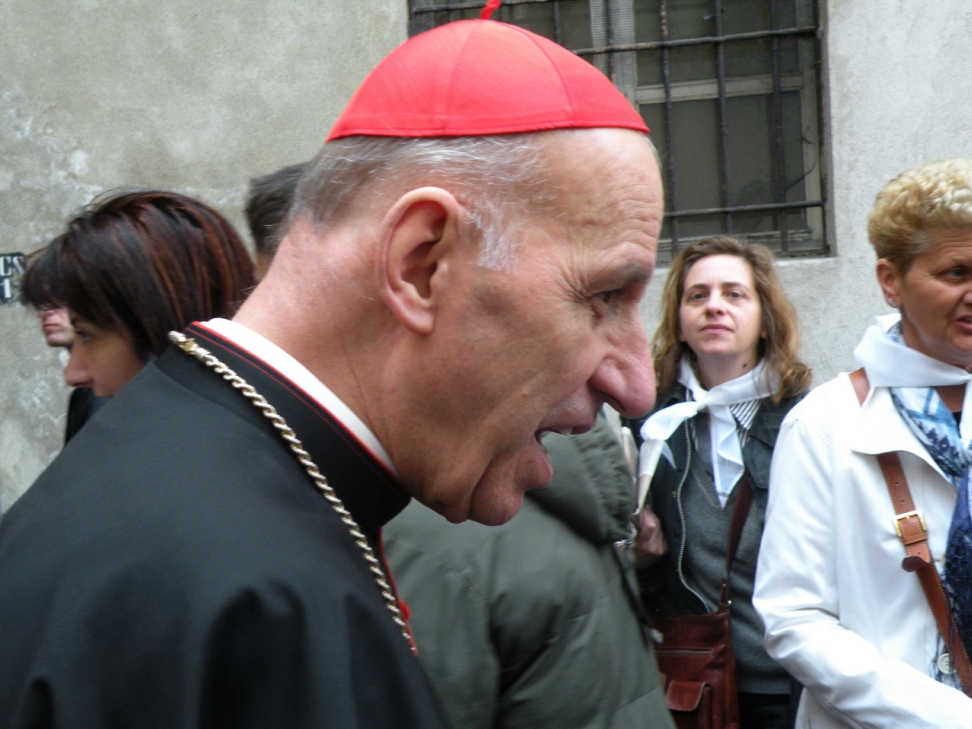 La Santa Sindone - Il Cardinal Poletto si intrattiene con i pellegrini_18.JPG